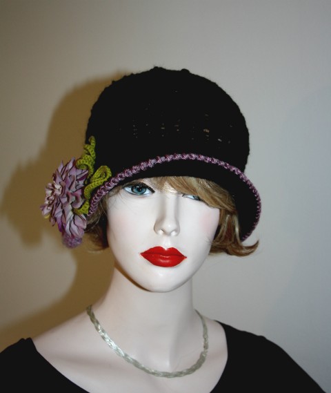 Černý klobouček s růží pletený klobouk 