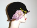 Černý klobouček s růží