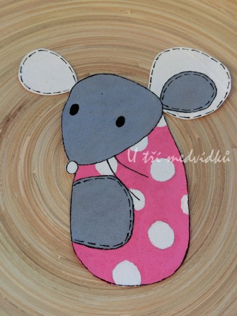 Nažehlovací aplikace - myška malování myš myška textil aplikace tričko slečna holka díra myší záplata motýlí dírka nažehlovací next nextová našít nažehlit 