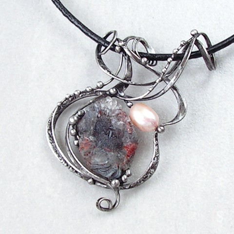 Rozevlátá - Chalcedonová růže šperk náhrdelník minerály cínovaný nerosty kameny cínový drahé polodrahokamy 