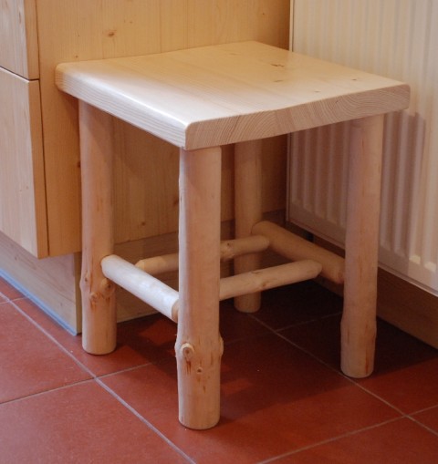 Noční stolek dřevo noční borovice nábytek srubový masiv stolek 