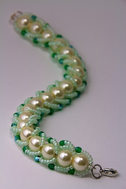 náramek z perel a zelených rokajlů šperk náramek zelená rokajl smetanová broušené korálky voskové perly 