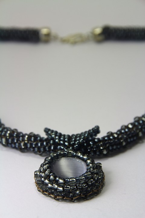 šitý medailon v šedé šperk náhrdelník šití šedá rokajl kabošon korálková výšivka 