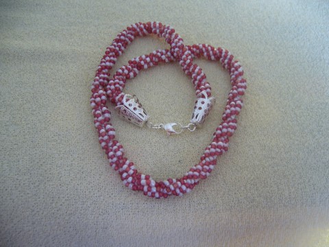 červenobílá šitá spirála šperk náhrdelník červenobílá šit 