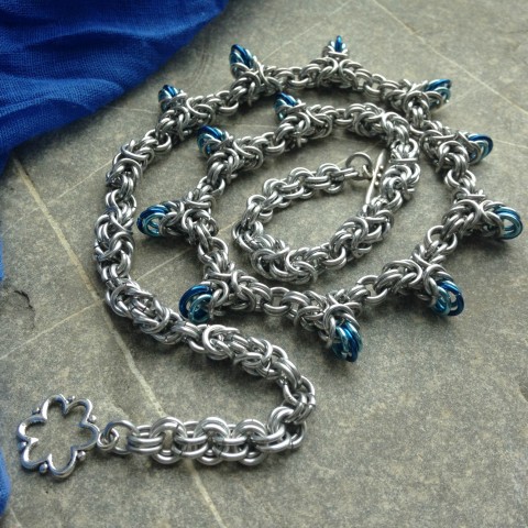 Bodlinkový řetěz náhrdelník modrá stříbrná kroužkování chainmaille blue byzantine 