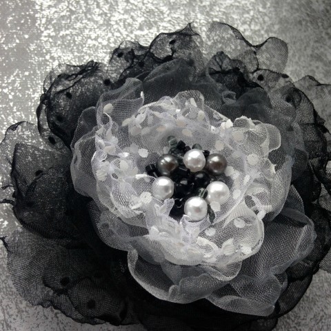 Smuteční chryzantéma brož květina organza chryzantéma smutek střapatka 
