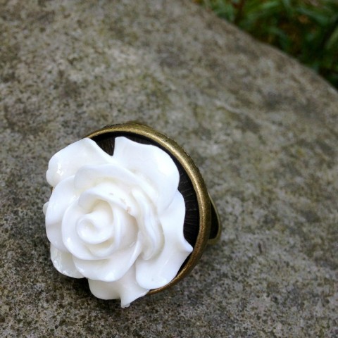 Prsten s bílou růžičkou prsten bílá růžička mosaz resin 