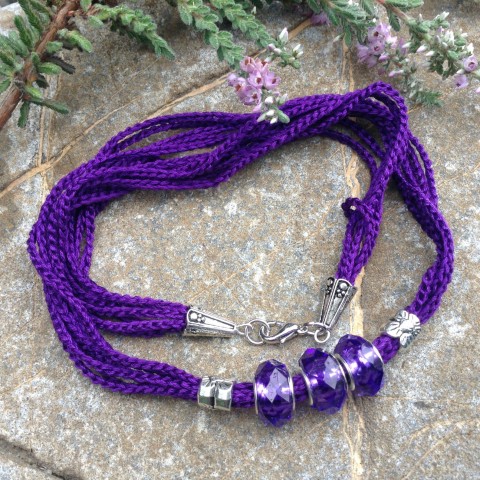 Fialový háčkovaný náhrdelník náhrdelník fialová romantický rondelky háčkovaní 