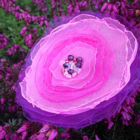 Brož Fuchsiovka duhová brož květina organza 