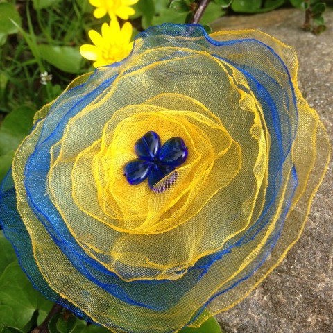 Brož Modrožlutá srdíčková brož květina organza 