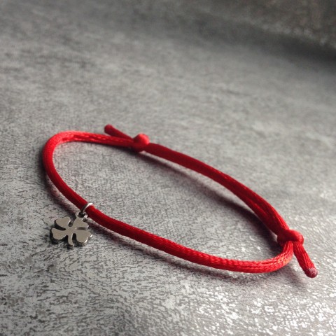 Červený náramek se čtyřlístkem náramek štěstí ochranný kabbalah čyřlístek saténová šňůrka 
