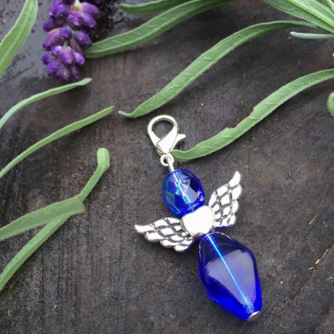 Modrý andílek přívěsek anděl křídla na kabelku na klíče na batoh 