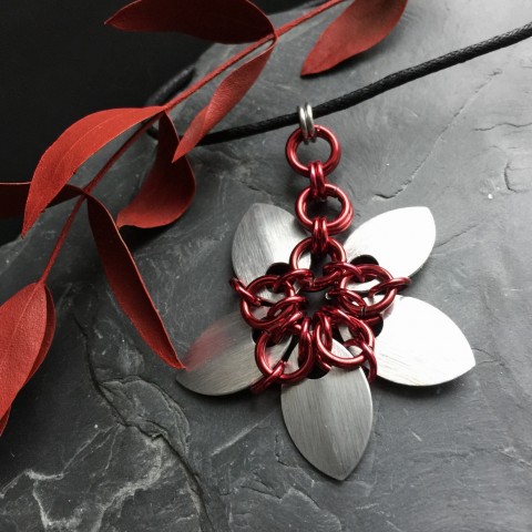 Dračí šupiny silver-red - přívěsek náhrdelník přívěsek stříbrná kroužky kroužkování chainmaile hliník šupina 