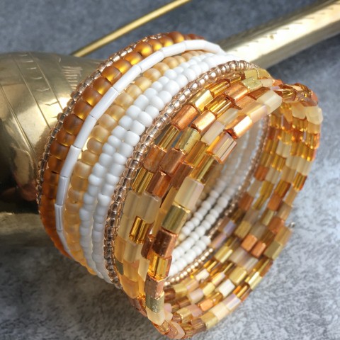 Náramek - zlatíčka kostičky náramek sklo zlatá bílá zlatíčka 