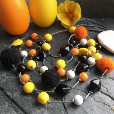 Koulovaná - náhrdelník korálky oranžová bílá černá žlutá plast plstěnky 