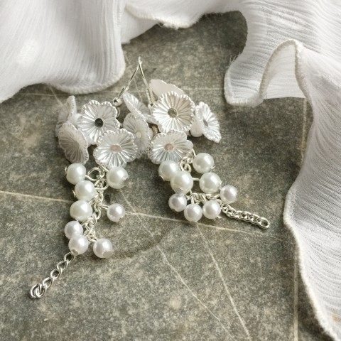 Bílé kytičkové hrozny náušnice bílá svatba kytičky perly hrozny květinkové 