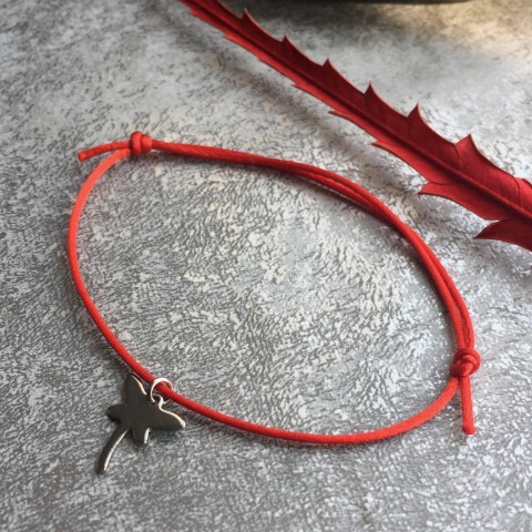Červený náramek s vážkou náramek vážka štěstí ochranný kabbalah saténová šňůrka 