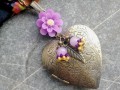 Medailonek s fialovou květinkou