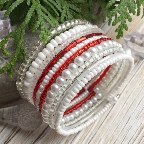 Náramek zimní s červenou žilkou náramek korálky elegantní bílá zimní 