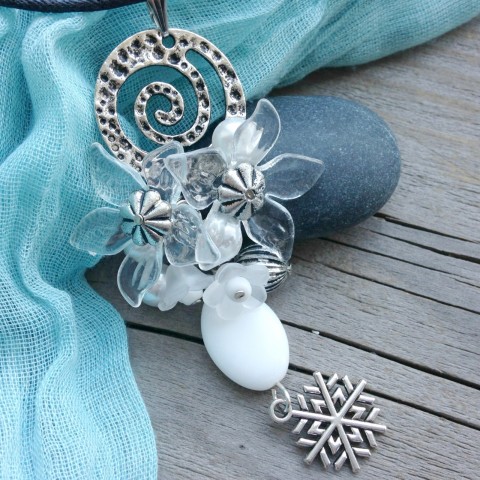 Mrazík na spirále - náhrdelník bílá kytička mrazík 