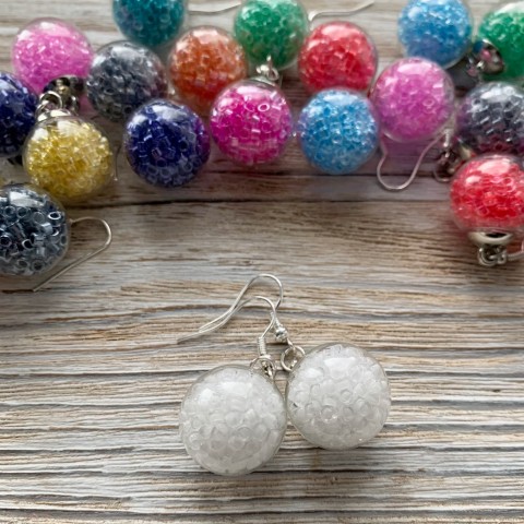 Bílé bublinky - náušnice náušnice koule barevné veselé hravé kulička baňky bublinky colours bubliny cukrlátka 