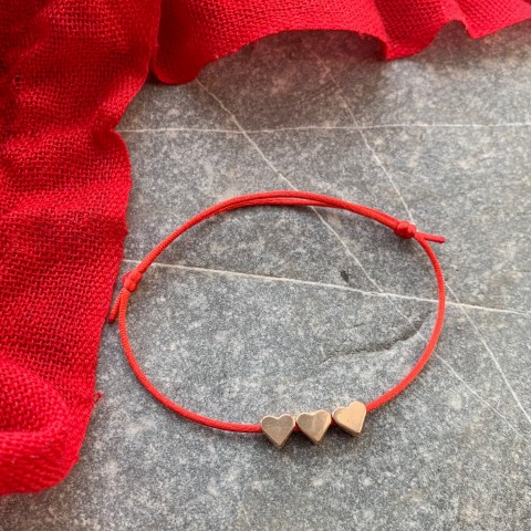 Tři srdíčka - červený náramek červená srdíčko ochranný kabbalah saténová šňůrka 