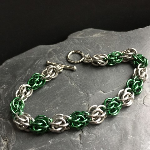 Kroužkované uzlíky green & silver kroužkování chainmaille byzantine 