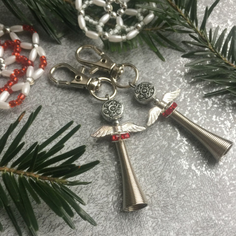 Andělka s červenou rondelkou dárek anděl andílek křídla přívěs ochránce na kabelku 