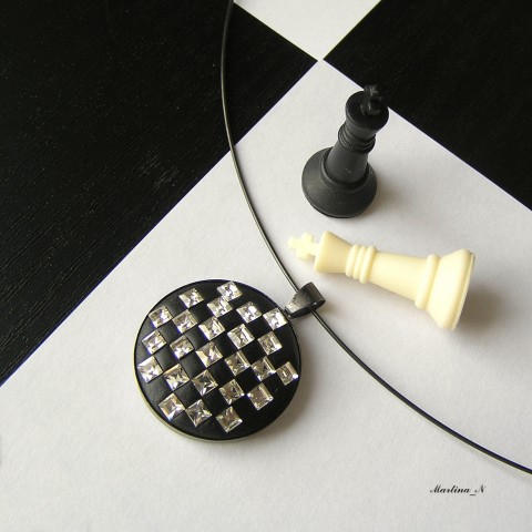 Šach-mat...náhrdelník náhrdelník stříbrný černá luxusní šachy třpytivý šatony šachovnice epoxy šach 