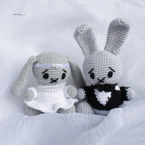 Háčkovaný zajíček - nevěsta Bělinka háčkovaná bílá hračka šedá svatba králík králíček zajíc zajíček nevěsta 