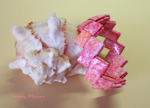 Růžová ... pastelová papír origami červená kostičky náramek růžová jemná meruňková candy wraping skládání decentní glitry 