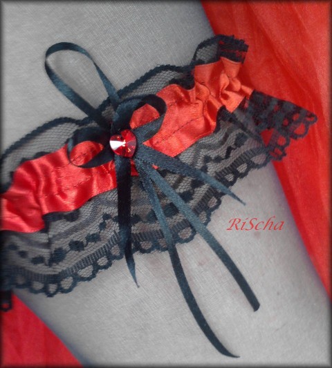 SEXY PODVAZEK srdíčko Swarovski červená dárek láska černá krajka červený sexy satén černý svatební krajkový dárkový nevěsta wedding svatý valentýn podvazky hochzeit podvazek - svatba svatební šaty rozlučka podvazkový pás 