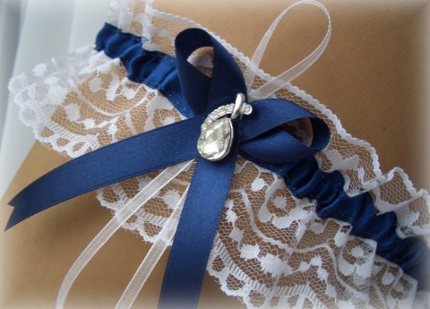 Námořnická modrá modrý dárek modrá elegantní bílá svatba krajka luxusní sexy luxus mašlička bílý satén elastický svatební krajkový stužka štras dárkový nevěsta wedding podvazek námořnická modř erotika hochzeit svatební šaty štrasový podvazkový pás erotický podvazkový 