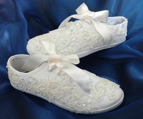 Tenisky svatební bílo - smetanové letní bílá svatba bílý svatební boty tenisky dárkový plátěné nevěsta ivory kecky wedding podvazky hochzeit svatební šaty boty obuv lodičky dárek 