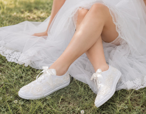 Tenisky svatební bílo - smetanové letní bílá svatba bílý svatební boty tenisky dárkový plátěné nevěsta ivory kecky wedding podvazky hochzeit svatební šaty boty obuv lodičky dárek 