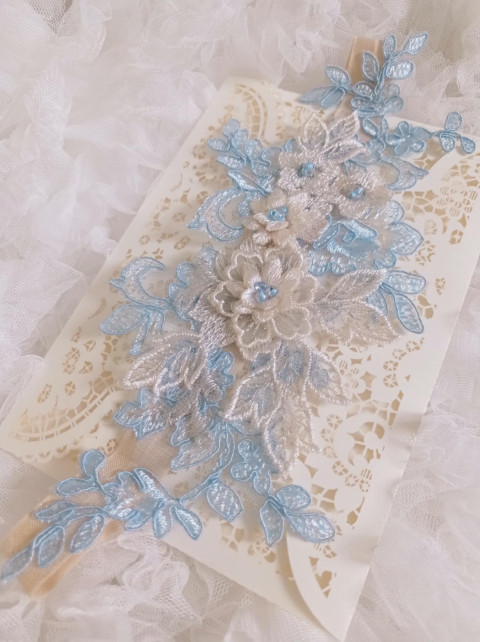 PODVAZEK svatební krajkový ivory modrý dárek květina modrá srdíčko elegantní bílá láska růže svatba kytička krajka nohy sexy bílý svatební štěstí růžička romantický štras dárkový nevěsta ženich ivory závoj wedding pás podvazek zvyky hochzeit svatební šaty štrasový podvazkový 