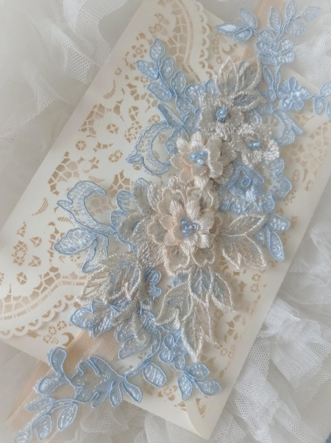 PODVAZEK svatební krajkový ivory modrý dárek květina modrá srdíčko elegantní bílá láska růže svatba kytička krajka nohy sexy bílý svatební štěstí růžička romantický štras dárkový nevěsta ženich ivory závoj wedding pás podvazek zvyky hochzeit svatební šaty štrasový podvazkový 