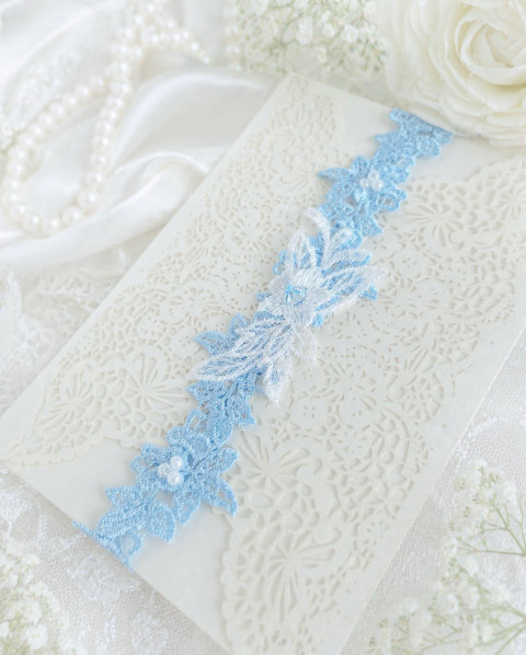 PODVAZEK svatební dárkový srdce modrý dárek květina modrá srdíčko elegantní bílá láska růže svatba kytička krajka nohy sexy bílý svatební štěstí růžička romantický štras dárkový nevěsta ženich závoj wedding pás podvazek zvyky hochzeit svatební šaty štrasový podvazkový 