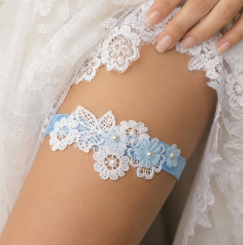Podvazek krajkový blankytný srdce modrý dárek květina modrá srdíčko elegantní bílá láska růže svatba kytička krajka nohy sexy bílý svatební štěstí růžička romantický štras dárkový nevěsta ženich závoj wedding pás podvazek zvyky hochzeit svatební šaty štrasový podvazkový 