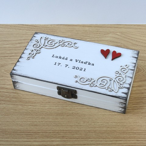 Svatební krabička na peníze dřevěná srdíčko krabička krabice srdíčka svatba jemná valentýn malovaná svatební zámek ozdobná dar love na peníze z lásky novomanželé valentýnská k valentýnu zámeček se srdíčky na blahopřání 