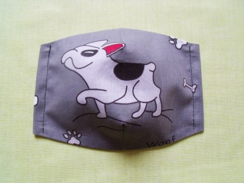 Rouška s pyšným pejskem pes šedá rouška roušky ústenka 