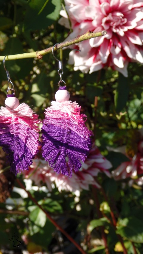 Pírka lila náušnice extravagantní výrazné pírka bavlněné lehounké drhané 