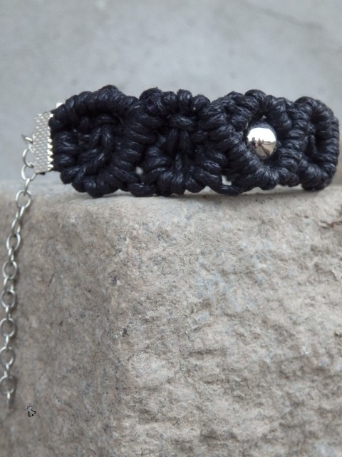 Náramek Black and silver náramek výrazný macramé drhaný 