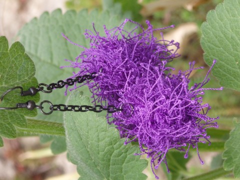 Violetky na řetízku náušnice háčkované fialové výrazné 