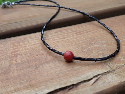 Minimalistický náhrdelník s korálem náhrdelník hypoalergenní s korálem minimalistický 