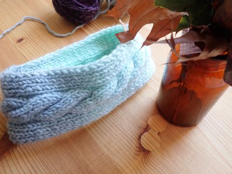 Dámská mentolová čepice s copánkem čelenka pletená hřejivá 