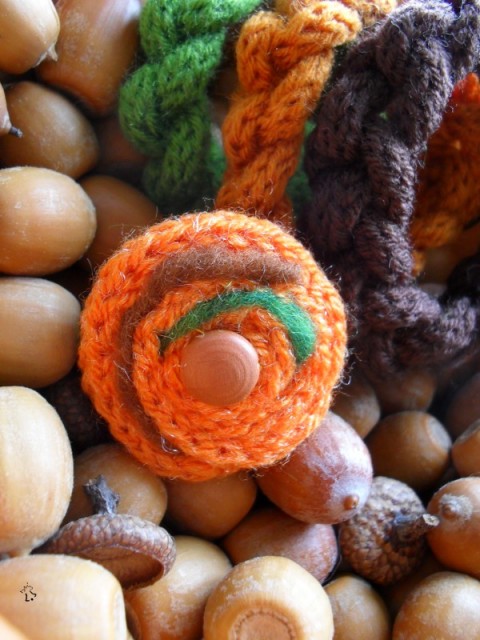 Dutinková brož - oranžová brož textil pletená dutinka placka rouno pletenina 
