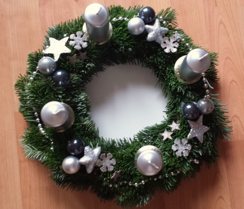 Adventní věnec stříbrný skořice pomeranč drobné ozdoby 