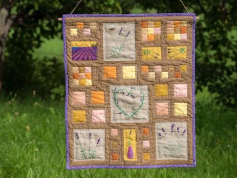 Věnováno levanduli levandule levandulová levandulový textilní obraz nástěnný quilt 
