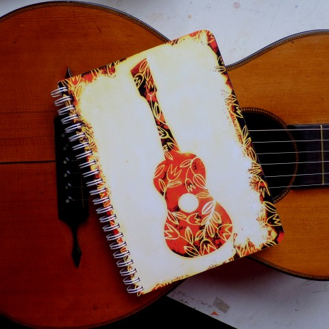 Kytarový, velký v červené kytara retro hudba zápisník muzikant blok notes muzika notýsek sešit hudební nástroj ukulele 
